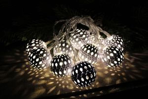 Biela svietiaca girlanda z 10 guličiek