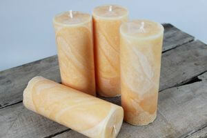 Oranžové svíčky v mramorovém designu 15cm 4ks