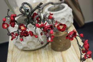 Červená umelá japonská čerešňa na konári 62cm