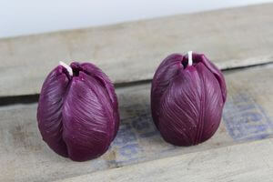 Fialové svíčky ve tvaru tulipánu 2ks