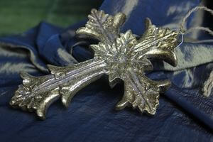 Starozlatý závěsný křížek 15cm