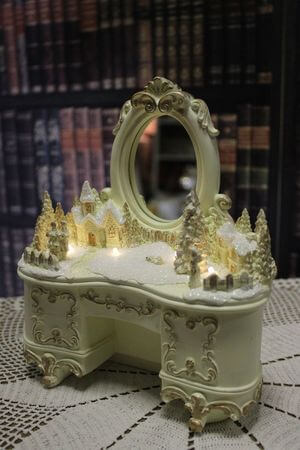 Krémszínű világító dekorációs asztal tükörrel 