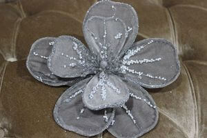 Sivý bielozdobený zamatový kvet na štipci 11cm