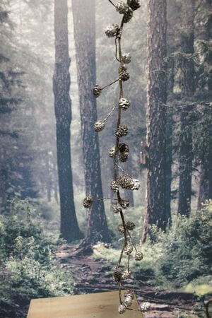 Hnědá girlanda s postříbřenými šiškami 100cm