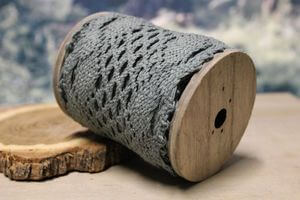 Modro sivá čipková stuha na špuľke