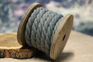 Modré svetlé jutové lanko na špuľke 3m