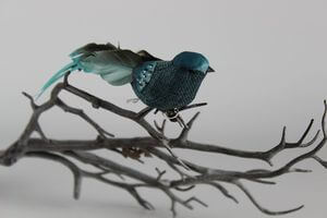 Modrý dekoračný vtáčik na štipci 18cm