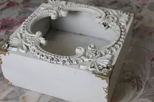 Biela drevená krabička s ornamentom 25cm