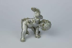 Strieborný patinovaný anjelik opretý o ruku 8cm