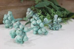 Világoskék mű réti bogyós növény 47cm