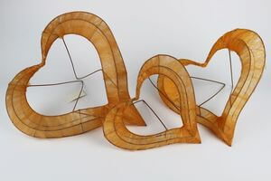 Oranžové držáky na kytice ve tvaru srdce 3 ks