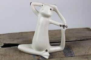 Krémová dekoračná soška žaby 18cm