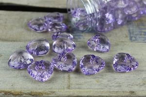 Fialové dekorační kamínky ve tvaru srdíčka 40ks