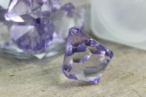 Fialové dekoračné kamienky v tvare kryštálov 20ks