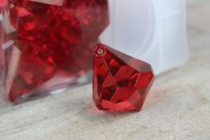 Červené dekorační kamínky ve tvaru krystalů 20ks