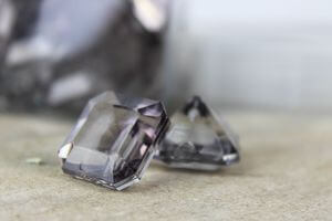 Šedé kouřové dekorační kamínky tvaru diamantu 82ks