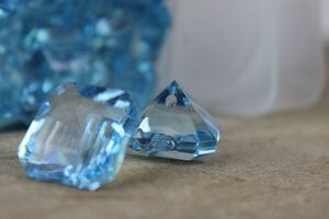 Modré dekorační kamínky ve tvaru diamantů 82ks