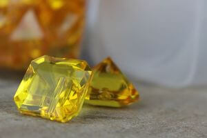 Žluté dekorační kamínky ve tvaru diamantů 82ks