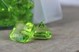 Zelené dekorační kamínky ve tvaru diamantů 82ks