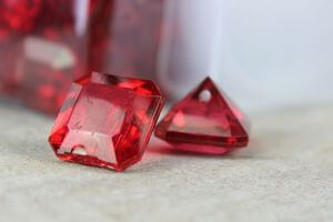 Červené dekorační kamínky ve tvaru diamantů 82ks