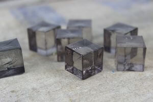 Sivé dymové dekoračné kamienky v tvare kocky 80ks