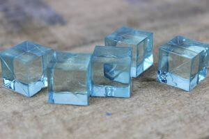 Modré dekorační kamínky ve tvaru kostky 80ks