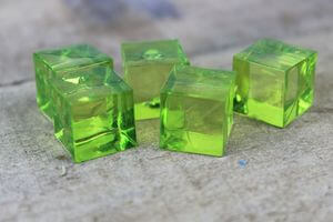 Zelené dekorační kamínky ve tvaru kostky 80ks
