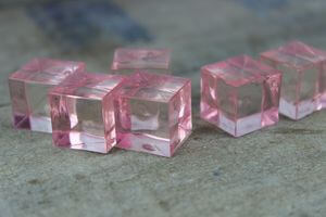 Růžové dekorační kamínky ve tvaru kostky 80ks