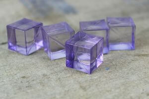 Fialové dekorační kamínky ve tvaru kostky 80ks
