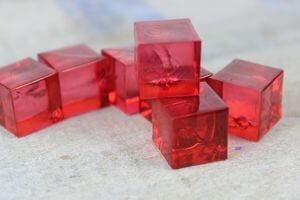 Červené dekorační kamínky ve tvaru kostky 80ks