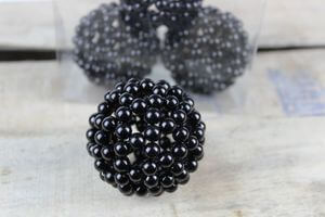 Čierne dekoračné guľky z perál 4ks
