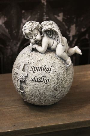 Sivá soška anjela na guli s nápisom 13cm