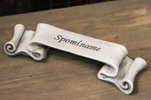 Sivá tabuľka s nápisom spomíname 17cm