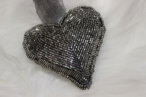 Tmavě šedé z válečků vytvořené srdce 10 cm